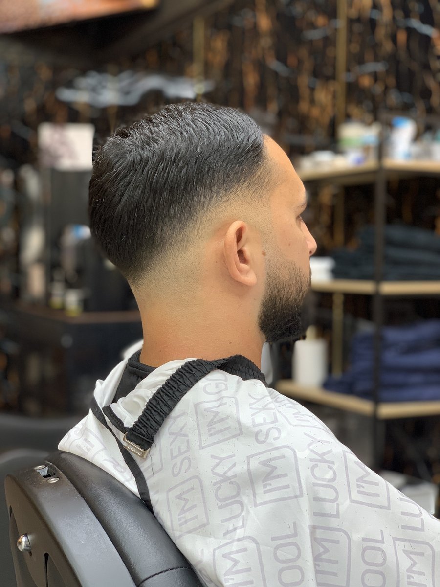 Low fade met baard, geknipt bij Old City Barbershop
