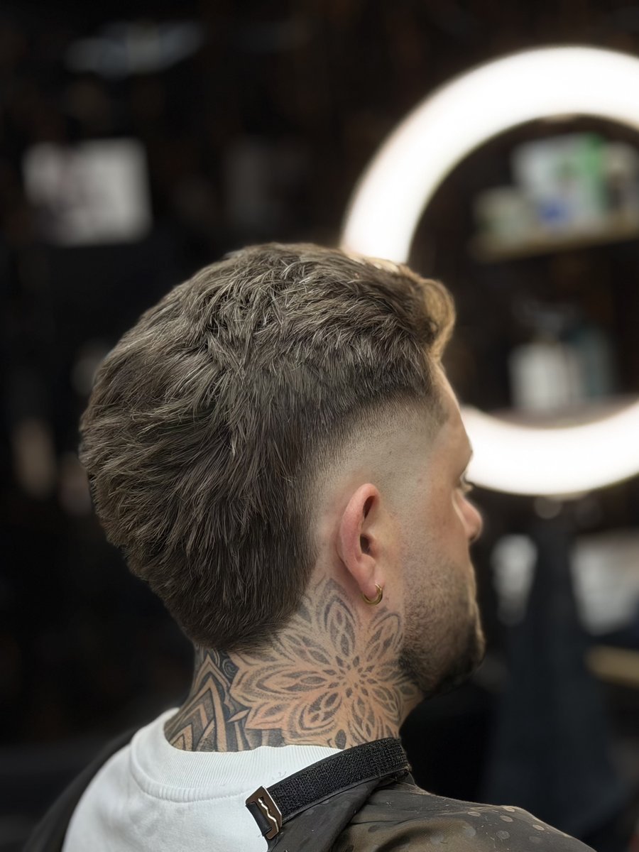 Getextureerde crop met skin fade, vers geknipt bij Old City Barbershop Helmond